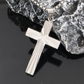 Dettaglio del ciondolo a croce in acciaio argento con trama radiale e catena box - Colore Acciaio Pendente Singolo (Senza Catena)