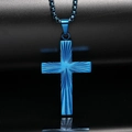 Dettaglio della collana con croce in acciaio titanio blu e trama radiale su sfondo nero - Solo Ciondolo Blu (Senza Catena)