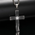 Vue macro du pendentif croix rétro en acier titane avec texture radiale et chaîne box - Argent Vintage Pendentif Uniquement (Sans Chaîne)