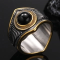 Bague gothique pour hommes en acier avec pierre noire et détails de plumes dorées - Bicolore Or Argent Zircon Noir