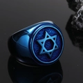 Chevalière pour hommes en acier bleu avec étoile à six branches en relief et texture alvéolée - Taille 7 / Bleu