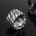 Herren Titanstahl Ring mit Drachenschuppen Textur auf schwarzem Hintergrund - US 7 / Stahlfarben