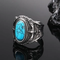 Anillo vintage de acero de titanio con turquesa ovalada y grabados de plumas de águila - US 7 / Color acero