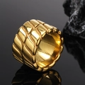 Detaillierte Makroansicht von Herrenring aus vergoldetem Titanstahl mit Schuppentextur - US 7 / Gold