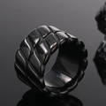 Makroaufnahme eines schwarzen Titanstahl-Herrenrings mit Schuppenmuster und glatter Innenseite - Schwarz