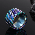 Herren-Ring aus Regenbogen-Titanstahl mit Reifenprofil-Textur und polierter Innenseite - Regenbogen
