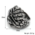 Anello pugno scheletro punk in argento vintage, stile gotico audace da uomo - US 7 / Argento Antico