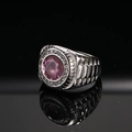 Macro detail van heren titanium ring met roze edelsteen en kettingpatroon band - Stalkleur Roze Edelsteen