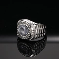 Macro-opname van zilveren titanium ring met groot kristal en geometrische zijtexturen - Stalkleur Witte Edelsteen