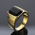 Herren-Siegelring aus goldfarbenem Edelstahl mit schwarzem Stein und Mäandermuster - US 7 / Gold