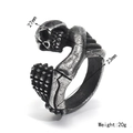 Makroaufnahme des Retro-Gothic-Totenkopfrings mit Abmessungen 27x23mm und 20g Gewicht - Größe 7 / Totenkopf Umarmung Stil (Stil 12)