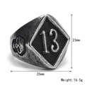 Makroaufnahme des Retro-Totenkopfrings mit Nummer 13 Gravur und Produktabmessungen - Größe 7 / Nummer 13 Biker Stil (Stil 6)