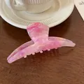 Dettaglio molletta per capelli in acetato rosa marmorizzato con logo dorato fatto a mano - Rosa