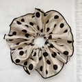 Dettaglio dell'elastico in raso color champagne a pois con eleganti bordi neri a volant - Beige a Pois