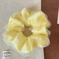 Dettaglio dell'elastico scrunchie giallo in rete a doppio strato con perle eleganti - Giallo
