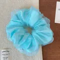 Dettaglio dell'elastico per capelli in mesh azzurro a doppio strato con perle bianche - Blu