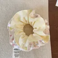 Détail du chouchou floral double couche avec pois jaunes et motifs de fleurs roses - Jaune Fleuri