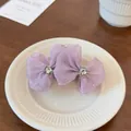 Detail einer helllila Haarklammer mit Netzschleifen und funkelnden Strasssteinen für Damen - Rosa