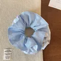 Détail d'un chouchou bleu à fleurs et carreaux avec motif d'ours mignon - Ours Bleu