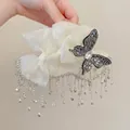 Pinza para el pelo con lazo de organza, mariposa de diamantes y largas borlas metálicas - Blanco