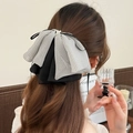 Fermaglio per capelli a fiocco in rete a pois stile francese con perle su modella - Clip per Coda di Cavallo a Piccoli Pois Bianco Crema