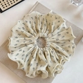 Detail von geblümtem Haargummi mit blauen Blumen auf cremefarbenem Plissee-Stoff - Beiges Falten-Haargummi