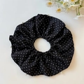 Dettaglio dell'elastico per capelli in chiffon a pois neri con eleganti decorazioni di perle - Decorazione di Perle / Polka Dot Nero