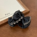 Détail de la pince à cheveux en organza noir avec strass argentés et cristaux de cœur - Noir (Pince 7cm)