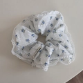 Dettaglio di elastico bianco a fiori blu con bordo in pizzo ed etichetta decorativa - Base Bianca Fiori Blu Scrunchie Grande