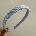 Détail d'un serre-tête en tissu à rayures bleues et blanches avec doublure antidérapante - Serre-tête Étroit Rayé Bleu Foncé