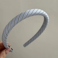 Détail du serre-tête rembourré à rayures bleues et blanches et texture du tissu - Serre-tête Étroit Rayé Bleu Clair