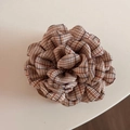 Vue macro de la pince à cheveux rose en tissu à carreaux de style britannique chic - Pince Plaid Britannique - Abricot