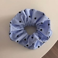 Detailopname van een blauw gestreepte scrunchie met zwarte hartpatronen en zachte textuur - Blauw Gestreepte Zwarte Hartpatroon Stijl