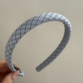 Détail de la texture du tissu à carreaux bleus sur un serre-tête large de style académique - Serre-tête Étroit à Carreaux Bleu Clair