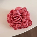 Détail macro d'une fleur en tweed à carreaux rouges et blancs sur une pince à cheveux - Pince Plaid Britannique - Rouge