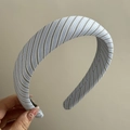Détail d'un serre-tête rembourré à rayures bleues et blanches en tissu doux - Serre-tête Large Rayé Bleu Clair