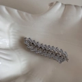 Dettaglio del fermaglio per capelli a foglia con cristalli quadrati su vassoio - Clip di Strass Squisita-Foglia