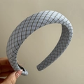 Détail de la texture du tissu tissé à carreaux bleus et blancs sur un serre-tête rembourré - Serre-tête Large à Carreaux Bleu Clair