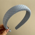 Gros plan sur le serre-tête rembourré à carreaux vichy bleus montrant la texture du tissu - Serre-tête Large à Carreaux Bleu Foncé