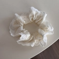 Detalle de coletero color crema con bordado de encaje delicado y tejido de algodón - Estilo Bordado Calado Pequeño (FQ881456)