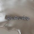 Dettaglio del fermaglio floreale argento con strass su un vassoio di ceramica bianca - Clip di Strass Squisita-Fiorellino