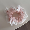Primer plano de coletero floral rosa con detalles delicados de encaje blanco - Estilo Encaje Floral Pequeño (FQ881456)