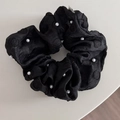 Dettaglio dell'elastico in raso nero con perle bianche e ricami a cuore - Ricamo Tondo-Nero Perla