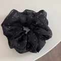 Detailopname van een zwarte oversized scrunchie met sprankelende strass en mesh-textuur - Sterren Gaze-Zwart