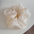 Detail van witte sterren-tule scrunchie met sprankelende strassteentjes en zachte plooien - Sterren Gaze-Beige Abrikoos