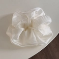 Detalle del coletero grande de satén blanco con una suave textura plisada y sedosa - Blanco Roto