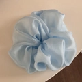 Vista detallada del coletero de organza azul claro con textura perlada suave - Azul