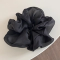 Vista de detalle del coletero grande de organza negra con elegante textura de tela plisada - Negro