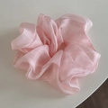 Primer plano de un coletero de organza rosa claro mostrando texturas de tela perlada - Rosa