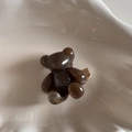 Dettaglio del fermaglio per capelli a forma di orso in resina marrone con clip dorata - Marrone